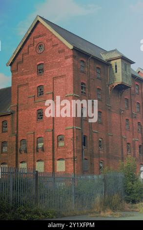 Les Bass Maltings abandonnés, classés Grade II, désutilisèrent des bâtiments de malt à Sleaford, Lincolnshire, Angleterre, abandonnés depuis les années 1990 Banque D'Images