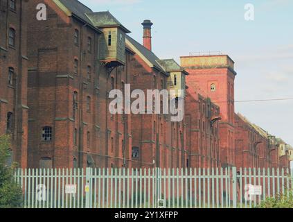 Les Bass Maltings abandonnés, classés Grade II, désutilisèrent des bâtiments de malt à Sleaford, Lincolnshire, Angleterre, abandonnés depuis les années 1990 Banque D'Images