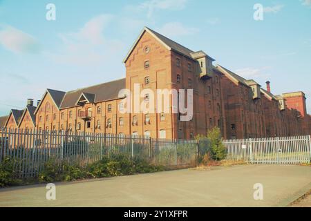 Les Bass Maltings abandonnés, classés Grade II, désutilisèrent des bâtiments de malt à Sleaford, Lincolnshire, Angleterre, abandonnés depuis les années 1990 Banque D'Images