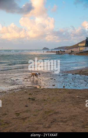 Magnifique paysage marin au coucher du soleil sur Perranporth Beach, Cornouailles Banque D'Images