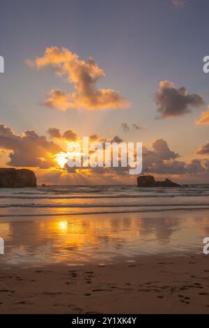 Magnifique paysage marin au coucher du soleil sur Perranporth Beach, Cornouailles Banque D'Images