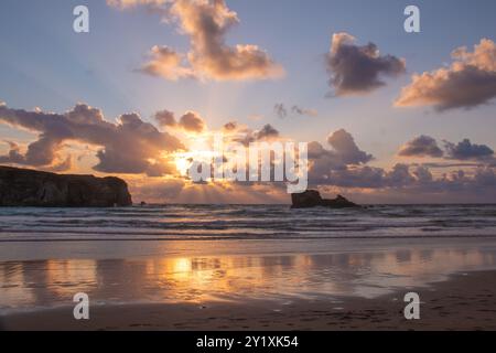 Magnifique paysage marin au coucher du soleil sur Perranporth Beach, Cornouailles Banque D'Images