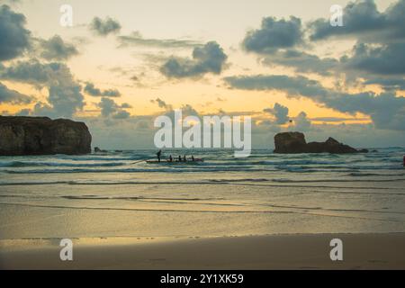 Magnifique paysage marin au coucher du soleil sur Perranporth Beach, Cornouailles Banque D'Images