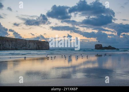 Magnifique paysage marin au coucher du soleil sur Perranporth Beach, Cornouailles Banque D'Images