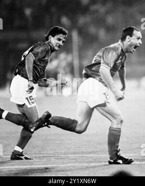 © LaPresse archivio storico Italia giugno 1990 sport calcio MondialiItalia '90 Salvatore Schillaci nella foto : esultanza di Baggio e Schillaci dopo il gol. N 901394 Banque D'Images