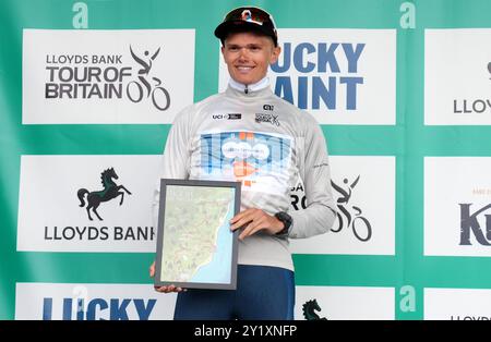 Le coureur de l'équipe dsm-firmenich PostNL Oscar Onley monte sur le podium après avoir remporté le classement du meilleur jeune coureur après la sixième étape du Lloyds Bank Tour of Britain 2024 de Lowestoft à Felixstowe. Date de la photo : dimanche 8 septembre 2024. Banque D'Images