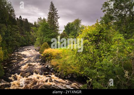 Une image HDR terne et estivale de la rivière Feshie et quelques couleurs automnales prises sur le pont de Feshiebridge, Badenoch, Écosse. 03 septembre 2024 Banque D'Images