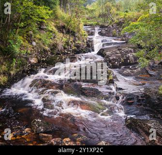 Une image HDR carrée automnale d'Allt a' Bhiorain à l'extrémité sud de Glen Etive comme il approche du Loch Etive, Highlands, Écosse. 04 septembre 2024 Banque D'Images