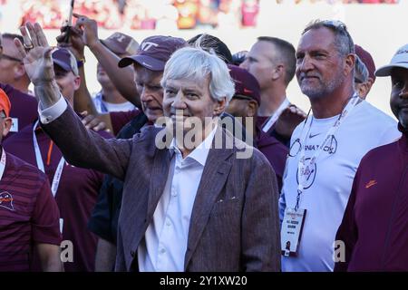 7 septembre 2024 : Frank Beamer (au centre), le légendaire entraîneur-chef des Virginia Tech Hokies, et Bud Foster (à droite), coordinateur défensif, sont honorés de mémoire Banque D'Images