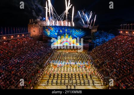 Tatouage militaire d'Édimbourg avec feux d'artifice au-dessus du château d'Édimbourg, Écosse, Royaume-Uni Banque D'Images