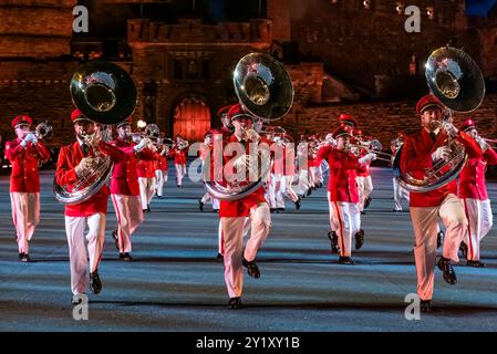 Swiss Armed Forces Central Band jouant des cuivres sousaphones à Edinburgh Military Tattoo performance, Écosse, Royaume-Uni Banque D'Images