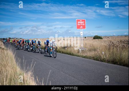 Aldeburgh, Royaume-Uni. 08 septembre 2024. Coureurs en route pour Aldeburgh lors de la sixième et dernière étape de la compétition. Le Lloyds Bank Tour of Britain Men 2024 est une compétition professionnelle de course sur route, qui se déroule sur six étapes commençant à Kelso, en Écosse, et se terminant à Felixstow, dans le Suffolk. Crédit : SOPA images Limited/Alamy Live News Banque D'Images