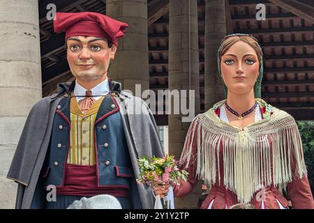 Gegants petits de Vilanova i la Geltru devant la Porxada à Granollers, Catalogne, Espagne. Banque D'Images