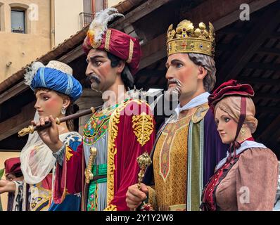 Géants de Granollers et Vilanova devant la Porxada à Granollers, Catalogne, Espagne. Banque D'Images