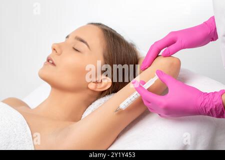 Esthétique cosmétologue fait des injections lipolytiques pour brûler la graisse sur le bras et le corps d'une femme. Cosmétologie esthétique féminine dans un salon de beauté. Cosmetol Banque D'Images