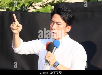Yokohama, Japon. 8 septembre 2024. L’ancien ministre japonais de l’Ecvironing, Shinjiro Koizumi, prononce un discours de campagne pour la prochaine élection présidentielle du Parti libéral-démocrate (PLD) au pouvoir à Yokohama, dans la banlieue de Tokyo, le dimanche 8 septembre 2024. Le nouveau président du PLD sera élu le 27 septembre, le premier ministre Fumio Kishida ne se présentant pas aux élections. (Photo de Yoshio Tsunoda/AFLO) Banque D'Images