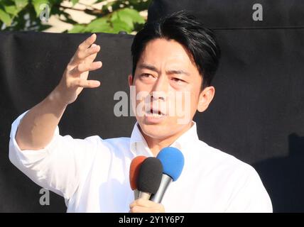 Yokohama, Japon. 8 septembre 2024. L’ancien ministre japonais de l’Ecvironing, Shinjiro Koizumi, prononce un discours de campagne pour la prochaine élection présidentielle du Parti libéral-démocrate (PLD) au pouvoir à Yokohama, dans la banlieue de Tokyo, le dimanche 8 septembre 2024. Le nouveau président du PLD sera élu le 27 septembre, le premier ministre Fumio Kishida ne se présentant pas aux élections. (Photo de Yoshio Tsunoda/AFLO) Banque D'Images