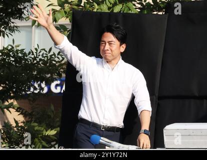 Yokohama, Japon. 8 septembre 2024. L’ancien ministre japonais de l’environnement Shinjiro Koizumi réagit à ses partisans à l’arrivée d’une campagne pour la prochaine élection présidentielle du Parti libéral démocrate (PLD) au pouvoir à Yokohama, dans la banlieue de Tokyo, dimanche 8 septembre 2024. Le nouveau président du PLD sera élu le 27 septembre, le premier ministre Fumio Kishida ne se présentant pas aux élections. (Photo de Yoshio Tsunoda/AFLO) Banque D'Images