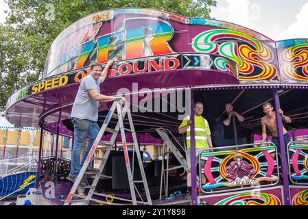 Oxford, Royaume-Uni, 8 septembre 2024. Mise en place de la foire P Nichols & son Waltzer avant la 400ème Foire St Giles les 9 et 10 septembre. Chaque année, la foire occupe la longueur de St Giles, une rue d'Oxford, avec des manèges juste à côté des bâtiments de l'Université d'Oxford. La famille Nichols a apporté leurs manèges à la foire depuis les années d'entre-deux-guerres dans les années 1930 Crédit : Martin Anderson/Alamy Live News Banque D'Images