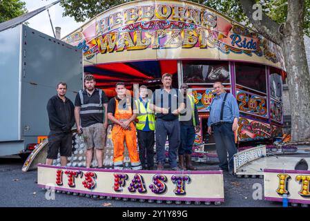 Oxford, Royaume-Uni, 8 septembre 2024. Mise en place de la foire de Hebborn's Waltzer avant la 400ème Foire de St Giles les 9 et 10 septembre. Chaque année, la foire occupe la longueur de St Giles, une rue d'Oxford, avec des manèges juste à côté des bâtiments de l'Université d'Oxford. La famille Hebborn apporte ses manèges à la foire depuis les années 1890 Harry Hebborn est vu à droite du groupe. Crédit : Martin Anderson/Alamy Live News Banque D'Images