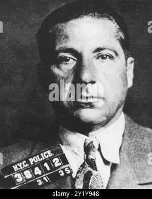 Mafieux Frank Costello mug shot 1935 - le “premier ministre” de la mafia - mafieux d'image pixellisée vintage - Département de police de New York Banque D'Images