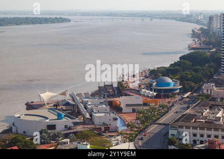 Musée d'anthropologie et d'art contemporain, promenade Malecon 2000 et rivière Guayas à Guayaquil, Équateur Banque D'Images