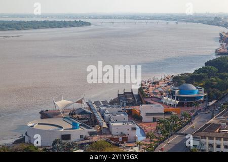 Musée d'anthropologie et d'art contemporain, promenade Malecon 2000 et rivière Guayas à Guayaquil, Équateur Banque D'Images