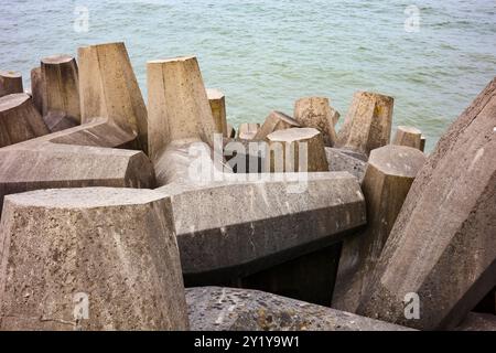 l'homme a fait une défense de mur de mer en béton défendant le rivage de la puissance de la mer. Banque D'Images