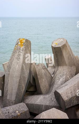 l'homme a fait une défense de mur de mer en béton défendant le rivage de la puissance de la mer. Banque D'Images