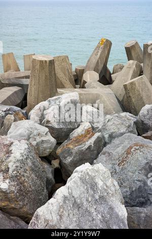 l'homme a fait une défense de mur de mer en béton défendant le rivage de la puissance de la mer. Banque D'Images