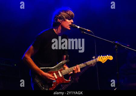 STEPHEN MALKMUS et les JICKS, CONCERT, GREEN MAN FESTIVAL 2012 : Stephen Malkmus et les Jicks jouent sur la scène de montagne au Green Man Festival 2012 à Glanusk Park, Brecon, pays de Galles, août 2012. Photo : Rob Watkins. INFO : Stephen Malkmus and the Jicks est un groupe de rock indépendant américain dirigé par Stephen Malkmus de Pavement. Connu pour ses paroles pleines d'esprit, son éclectique et son travail expérimental de guitare, le groupe mélange des influences rock, psychisme et jam avec le style original et décontracté de Malkmus. Banque D'Images