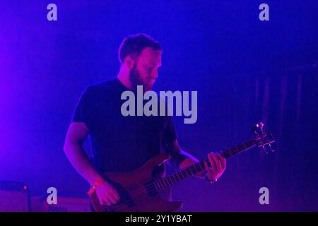 MOGWAI, CONCERT, GREEN MAN FESTIVAL 2012 : Barry Burns du groupe écossais MOGWAI en tête d'affiche sur la Mountain Stage au Green Man Festival 2012 à Glanusk Park, Brecon, pays de Galles, août 2012. Photo : Rob Watkins. INFO : Mogwai est un groupe écossais de post-rock connu pour ses paysages sonores expansifs et instrumentaux. Mêlant des moments calmes et atmosphériques à des crescendos intenses et guidés par la guitare, leur musique crée une expérience cinématographique émotionnelle, explorant souvent des thèmes de mélancolie, d'euphorie et de tension sans compter sur des paroles. Banque D'Images