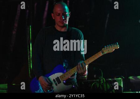 MOGWAI, CONCERT, GREEN MAN FESTIVAL 2012 : Stuart Braithwaite du groupe écossais MOGWAI en tête d'affiche sur la Mountain Stage au Green Man Festival 2012 à Glanusk Park, Brecon, pays de Galles, août 2012. Photo : Rob Watkins. INFO : Mogwai est un groupe écossais de post-rock connu pour ses paysages sonores expansifs et instrumentaux. Mêlant des moments calmes et atmosphériques à des crescendos intenses et guidés par la guitare, leur musique crée une expérience cinématographique émotionnelle, explorant souvent des thèmes de mélancolie, d'euphorie et de tension sans compter sur des paroles. Banque D'Images