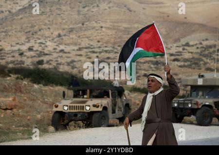 Tubas, Palestine. 24 novembre 2020. Les troupes israéliennes affrontent des manifestants palestiniens par le poste de contrôle de Tayasir dans le nord de la vallée du Jourdain, près de la ville de Tubas en Cisjordanie. Les Palestiniens protestent contre les 30 colonies israéliennes dans la vallée du Jourdain et la construction continue d'avant-postes israéliens illégaux dans la région aux dépens des terres palestiniennes. Ils s’opposaient également au plan israélien d’annexion de la vallée du Jourdain. La vallée du Jourdain comprend environ un tiers de la Cisjordanie, occupée par Israël depuis la guerre israélo-arabe de 1967 malgré les condamnations de l'U Banque D'Images