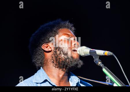 MICHAEL KIWANUKA, CONCERT, GREEN MAN FESTIVAL 2012 : un très jeune Michael Kiwanuka en tournée avec son premier album jouant en direct sur la Mountain Stage au Green Man Festival 2012 à Glanusk Park, Brecon, pays de Galles, août 2012. Photo : Rob Watkins. INFO : Michael Kiwanuka est un auteur-compositeur-interprète britannique connu pour son son de mélange de genre et d'âme qui combine des éléments de folk, soul et rock psychédélique. Avec des paroles profondément émotionnelles et des voix riches et chaleureuses, sa musique explore les thèmes de l'identité, de la lutte et de la découverte de soi. Banque D'Images