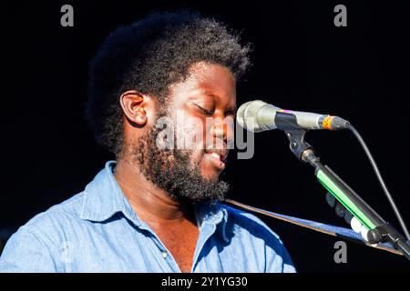 MICHAEL KIWANUKA, CONCERT, GREEN MAN FESTIVAL 2012 : un très jeune Michael Kiwanuka en tournée avec son premier album jouant en direct sur la Mountain Stage au Green Man Festival 2012 à Glanusk Park, Brecon, pays de Galles, août 2012. Photo : Rob Watkins. INFO : Michael Kiwanuka est un auteur-compositeur-interprète britannique connu pour son son de mélange de genre et d'âme qui combine des éléments de folk, soul et rock psychédélique. Avec des paroles profondément émotionnelles et des voix riches et chaleureuses, sa musique explore les thèmes de l'identité, de la lutte et de la découverte de soi. Banque D'Images