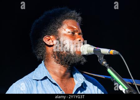 MICHAEL KIWANUKA, CONCERT, GREEN MAN FESTIVAL 2012 : un très jeune Michael Kiwanuka en tournée avec son premier album jouant en direct sur la Mountain Stage au Green Man Festival 2012 à Glanusk Park, Brecon, pays de Galles, août 2012. Photo : Rob Watkins. INFO : Michael Kiwanuka est un auteur-compositeur-interprète britannique connu pour son son de mélange de genre et d'âme qui combine des éléments de folk, soul et rock psychédélique. Avec des paroles profondément émotionnelles et des voix riches et chaleureuses, sa musique explore les thèmes de l'identité, de la lutte et de la découverte de soi. Banque D'Images