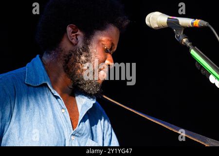 MICHAEL KIWANUKA, CONCERT, GREEN MAN FESTIVAL 2012 : un très jeune Michael Kiwanuka en tournée avec son premier album jouant en direct sur la Mountain Stage au Green Man Festival 2012 à Glanusk Park, Brecon, pays de Galles, août 2012. Photo : Rob Watkins. INFO : Michael Kiwanuka est un auteur-compositeur-interprète britannique connu pour son son de mélange de genre et d'âme qui combine des éléments de folk, soul et rock psychédélique. Avec des paroles profondément émotionnelles et des voix riches et chaleureuses, sa musique explore les thèmes de l'identité, de la lutte et de la découverte de soi. Banque D'Images