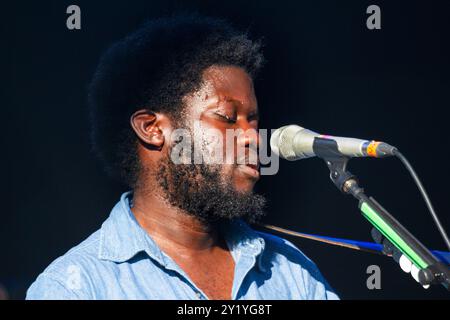 MICHAEL KIWANUKA, CONCERT, GREEN MAN FESTIVAL 2012 : un très jeune Michael Kiwanuka en tournée avec son premier album jouant en direct sur la Mountain Stage au Green Man Festival 2012 à Glanusk Park, Brecon, pays de Galles, août 2012. Photo : Rob Watkins. INFO : Michael Kiwanuka est un auteur-compositeur-interprète britannique connu pour son son de mélange de genre et d'âme qui combine des éléments de folk, soul et rock psychédélique. Avec des paroles profondément émotionnelles et des voix riches et chaleureuses, sa musique explore les thèmes de l'identité, de la lutte et de la découverte de soi. Banque D'Images