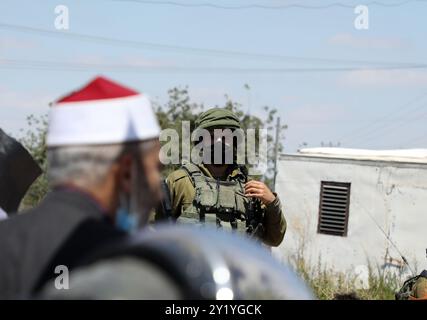 Salfit, Cisjordanie, Palestine. 21 août 2020. Les troupes israéliennes affrontent un groupe de Palestiniens qui font une veillée contre la confiscation de terres dans la ville de Haris, en Cisjordanie, dans le gouvernorat de Salfit. Pendant la veillée, les manifestants ont également fait des prières du vendredi. De vastes étendues de terres ont été confisquées dans la ville de Haris pour les trois colonies israéliennes environnantes ainsi que pour les parcs industriels d'Ariel et de Barkan. La construction du mur de séparation israélien a entraîné de nouvelles pertes de terres chez les Palestiniens. Les colonies israéliennes et la barrière de séparation israélienne sont deeme Banque D'Images
