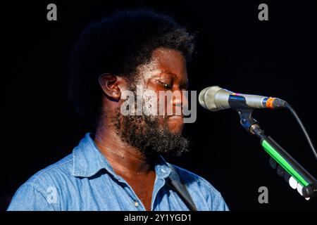 MICHAEL KIWANUKA, CONCERT, GREEN MAN FESTIVAL 2012 : un très jeune Michael Kiwanuka en tournée avec son premier album jouant en direct sur la Mountain Stage au Green Man Festival 2012 à Glanusk Park, Brecon, pays de Galles, août 2012. Photo : Rob Watkins. INFO : Michael Kiwanuka est un auteur-compositeur-interprète britannique connu pour son son de mélange de genre et d'âme qui combine des éléments de folk, soul et rock psychédélique. Avec des paroles profondément émotionnelles et des voix riches et chaleureuses, sa musique explore les thèmes de l'identité, de la lutte et de la découverte de soi. Banque D'Images