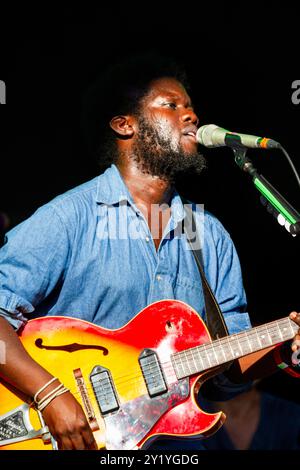 MICHAEL KIWANUKA, CONCERT, GREEN MAN FESTIVAL 2012 : un très jeune Michael Kiwanuka en tournée avec son premier album jouant en direct sur la Mountain Stage au Green Man Festival 2012 à Glanusk Park, Brecon, pays de Galles, août 2012. Photo : Rob Watkins. INFO : Michael Kiwanuka est un auteur-compositeur-interprète britannique connu pour son son de mélange de genre et d'âme qui combine des éléments de folk, soul et rock psychédélique. Avec des paroles profondément émotionnelles et des voix riches et chaleureuses, sa musique explore les thèmes de l'identité, de la lutte et de la découverte de soi. Banque D'Images