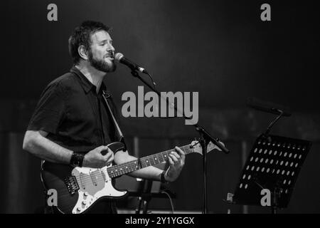 SCRITTI POLITTI, CONCERT, GREEN MAN FESTIVAL 2012 : Green Gartside de Scritti Politti jouant en direct sur la scène Far Out au Green Man Festival 2012 à Glanusk Park, Brecon, pays de Galles, août 2012. Photo : Rob Watkins. INFO : Scritti Politti est un groupe britannique dirigé par Green Gartside, connu pour son mélange innovant de post-punk, pop et soul. Leur musique présente des arrangements complexes, des paroles socialement conscientes, et un mélange de crochets accrocheurs et de sons expérimentaux, créant un style distinctif, défiant le genre. Banque D'Images