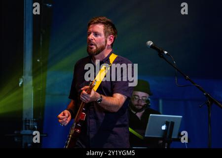 SCRITTI POLITTI, CONCERT, GREEN MAN FESTIVAL 2012 : Green Gartside de Scritti Politti jouant en direct sur la scène Far Out au Green Man Festival 2012 à Glanusk Park, Brecon, pays de Galles, août 2012. Photo : Rob Watkins. INFO : Scritti Politti est un groupe britannique dirigé par Green Gartside, connu pour son mélange innovant de post-punk, pop et soul. Leur musique présente des arrangements complexes, des paroles socialement conscientes, et un mélange de crochets accrocheurs et de sons expérimentaux, créant un style distinctif, défiant le genre. Banque D'Images