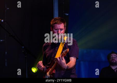 SCRITTI POLITTI, CONCERT, GREEN MAN FESTIVAL 2012 : Green Gartside de Scritti Politti jouant en direct sur la scène Far Out au Green Man Festival 2012 à Glanusk Park, Brecon, pays de Galles, août 2012. Photo : Rob Watkins. INFO : Scritti Politti est un groupe britannique dirigé par Green Gartside, connu pour son mélange innovant de post-punk, pop et soul. Leur musique présente des arrangements complexes, des paroles socialement conscientes, et un mélange de crochets accrocheurs et de sons expérimentaux, créant un style distinctif, défiant le genre. Banque D'Images