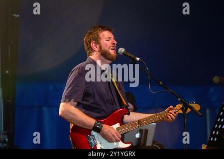 SCRITTI POLITTI, CONCERT, GREEN MAN FESTIVAL 2012 : Green Gartside de Scritti Politti jouant en direct sur la scène Far Out au Green Man Festival 2012 à Glanusk Park, Brecon, pays de Galles, août 2012. Photo : Rob Watkins. INFO : Scritti Politti est un groupe britannique dirigé par Green Gartside, connu pour son mélange innovant de post-punk, pop et soul. Leur musique présente des arrangements complexes, des paroles socialement conscientes, et un mélange de crochets accrocheurs et de sons expérimentaux, créant un style distinctif, défiant le genre. Banque D'Images