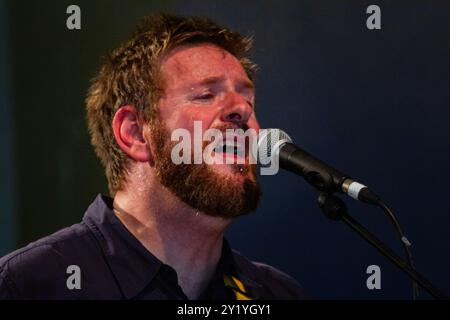 SCRITTI POLITTI, CONCERT, GREEN MAN FESTIVAL 2012 : Green Gartside de Scritti Politti jouant en direct sur la scène Far Out au Green Man Festival 2012 à Glanusk Park, Brecon, pays de Galles, août 2012. Photo : Rob Watkins. INFO : Scritti Politti est un groupe britannique dirigé par Green Gartside, connu pour son mélange innovant de post-punk, pop et soul. Leur musique présente des arrangements complexes, des paroles socialement conscientes, et un mélange de crochets accrocheurs et de sons expérimentaux, créant un style distinctif, défiant le genre. Banque D'Images