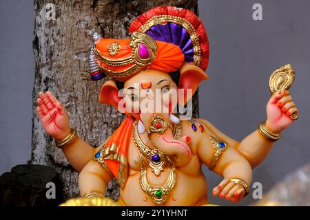 07 septembre 2024, nouvelles idoles du Dieu connues sous le nom de Ganesha ou Ganapati à vendre dans un magasin à la veille du festival de Ganesh à Pune, en Inde. Banque D'Images