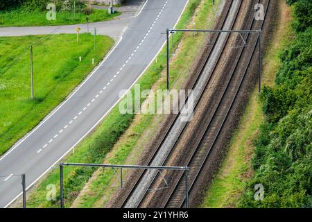 Chemin de fer à Marche-les-Dames | voies de chemlin de fer à Marche-les-Dames qui jouxte la route Banque D'Images