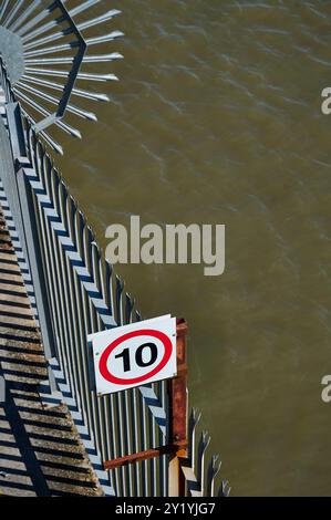 Limite de vitesse sur le pont d'accès au ferry RoRo (maintenant fermé), Fleetwood, Royaume-Uni Banque D'Images